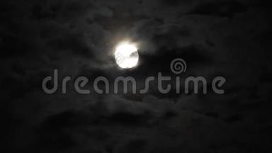 夜晚<strong>满月</strong>与云实时。 黑色天空中的4K视频<strong>满月</strong>。 云在夜晚经过月亮。 夜空中有一个