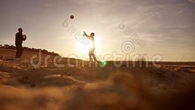排球。 男子在沙滩上打排球剪影太阳日落