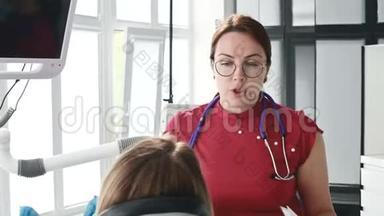 一个<strong>年轻</strong>的女孩在与一个戴眼镜的牙医女士协商时，正坐在一张椅子上的一个雄蕊学办公室。 这<strong>就是</strong>
