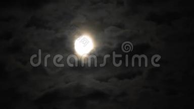 夜晚满月与云实时。 黑色天空中的4K视频满月。 云在夜晚经过月亮。 夜空中有一个