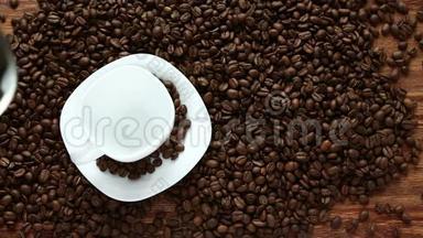 在咖啡豆包围的杯子里倒咖啡