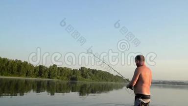 渔夫在一条平静的<strong>河里</strong>钓鱼。 一个穿着渔具的人在<strong>河里</strong>站着扔一根鱼竿