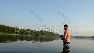 渔夫在一条平静的<strong>河里</strong>钓鱼。 一个穿着渔具的人在<strong>河里</strong>站着扔一根鱼竿