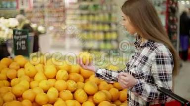 年轻女子在超市挑选产品