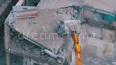施工现场用推土机机械臂摧毁旧混凝土房屋