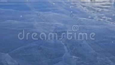 雪在<strong>冰</strong>面上飞舞. 雪花在贝加尔湖的<strong>冰</strong>上飞翔。 <strong>冰</strong>非常美丽，有独特之处