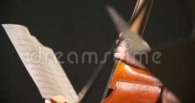 管弦乐队中的大提琴。 音乐家演奏大提琴