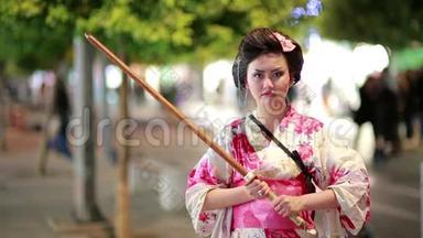 日本艺妓带剑.