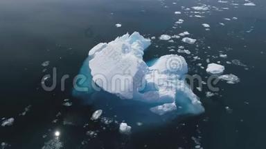 <strong>冰山</strong>漂浮在<strong>南极</strong>洲的海洋中。 空中射击。