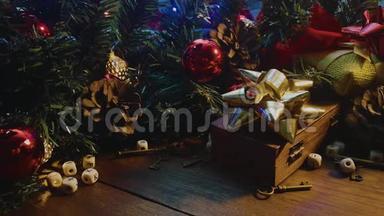<strong>木质餐桌</strong>上的圣诞装饰品，供节日使用