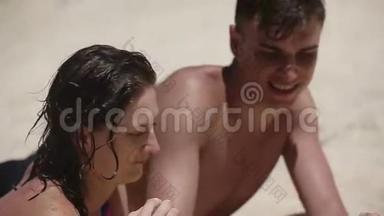 年轻夫妇享受暑假海滩假期