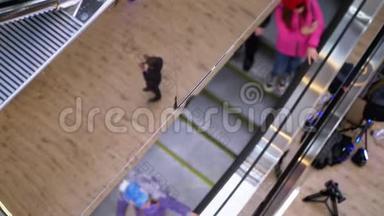 商场里的自动扶梯。 人们正在沿着自动扶梯前进。
