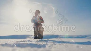 团队合作冬季旅游商务理念。男子游客双腿离开镜头俯视攀登山顶