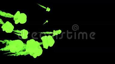 绿色油漆溶解在水中的黑色背景。 三维渲染。 体素图形。 计算机模拟3.定型油墨