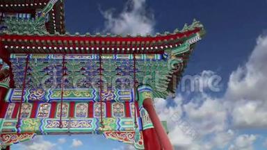 中国北京一座佛教寺庙屋顶的传统装饰