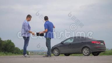 男人试驾车，两个男人成交。 男卖家司机造车车险慢动作视频销售二手