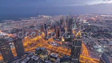 迪拜市中心日出前的夜间时间。 带塔和摩天大楼的空中景观