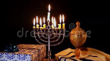 犹太节日光明节，用木桌上的甘露