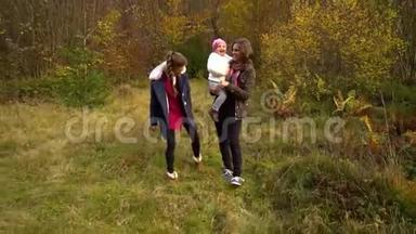 一位年轻的母亲带着她的两个孩子<strong>走</strong>过秋天的森林。 他们沿着森林小径<strong>走</strong>。 他们很开<strong>心</strong>