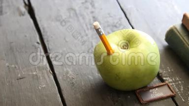 回到学校的课文，桌子上有铅笔和苹果