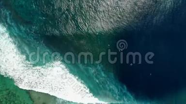 海浪冲浪的鸟瞰图。 海浪中的蓝色海浪