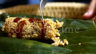 饮食观念，素食主义.. 香蕉叶中有蘑菇和花生的米饭。 中国菜