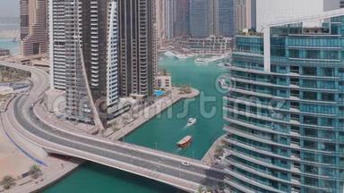 带海滨的迪拜码头住宅和写字楼摩天大楼的空中景观