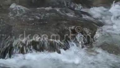 水流冲击岩石，波浪在河中飞溅