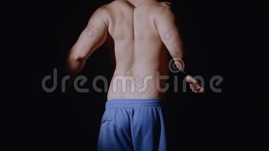 男人在<strong>黑色背景</strong>上摆姿势，展示他的肌肉。 肌肉男健美运动员。 在<strong>黑色背景</strong>上摆姿势的男人，