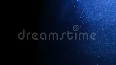 闪闪发光的蓝色粒子背景。 宇宙蓝色尘埃，黑色背景上有星星。 粒子的运动抽象。