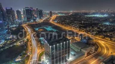朱美拉湖塔住宅小区在迪拜码头附近的空中夜晚时间