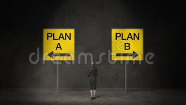 女商人选择`计划A`箭头或`计划B`箭头。 决定的方式。 做出决定。