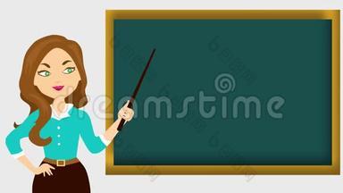 一位可爱的老师在黑板前讲话