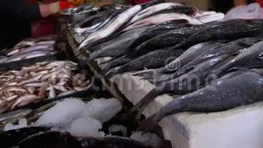 鲜海<strong>冰鱼</strong>在海鲜街市场的展厅出售。
