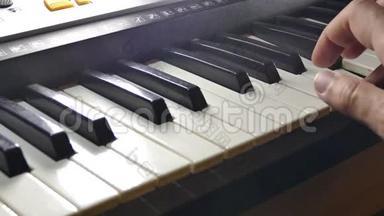 弹人手合成器钢琴弹键