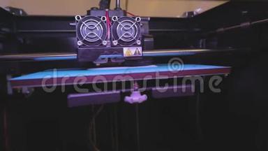 工业打印在3D打印<strong>机上</strong>。 在3D打印<strong>机上</strong>打印。 3D打印机工作。 3D打印机从