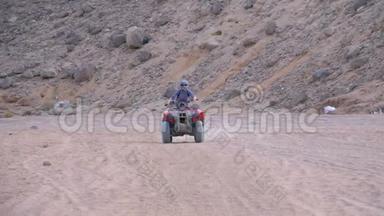 乘坐<strong>四方</strong>自行车的女孩穿越埃及沙漠