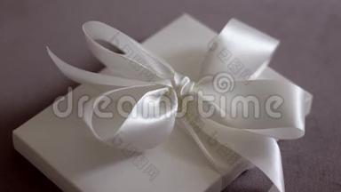 奢华的节日礼品盒配白<strong>绸带</strong>和蝴蝶结，新娘惊喜