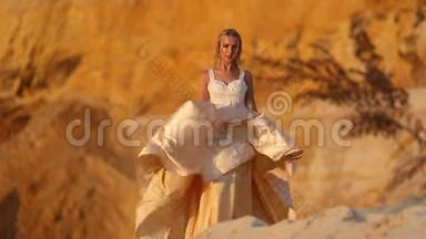 美丽的新娘穿着时尚的飞行服装和花环在迪拜的<strong>大沙漠</strong>。