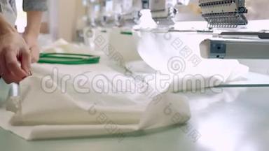 纺织-专业和工业刺绣机。 机器刺绣是一种缝纫工艺
