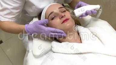 女士在美容诊所接受液化石油气硬件按摩。 专业美容师