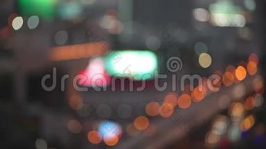 夜晚的城市灯光和曼谷的交通作为抽象的背景。 在模糊的汽车和建筑灯光下，鸟的眼睛高高地