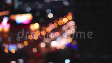 夜晚的城市灯光和曼谷的交通作为抽象的背景。 在模糊的汽车和建筑灯光下，鸟的眼睛高高地