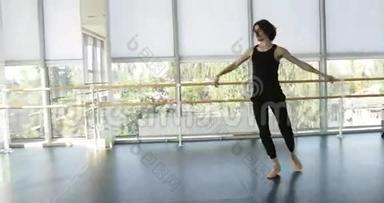 舞蹈男现代芭蕾舞演员在工作室表演舞蹈