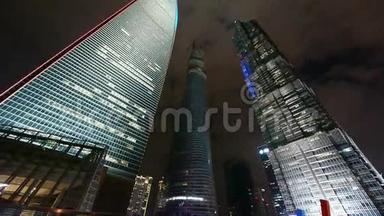 上海金融中心城市摩天大楼夜间全景。