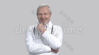 快乐高级医生，灰色背景。