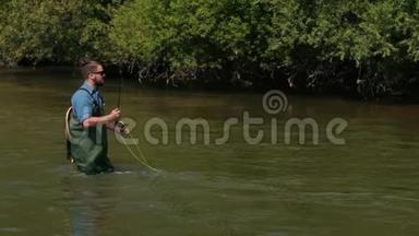 渔夫扔了一个浮子，一个人在河上钓鱼，站在水里
