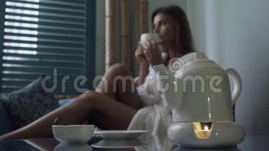 穿着浴袍的女人在温泉沙龙喝茶。