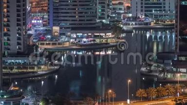 朱美拉湖塔住宅小区在迪拜码头附近的空中夜晚时间