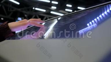 技术展览会上使用交互式触摸屏的妇女